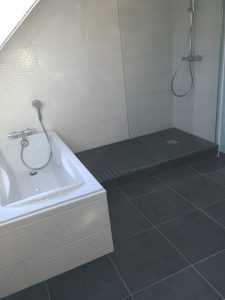 Salle de bains avec colonne de douche à Wasquehal (Lille)