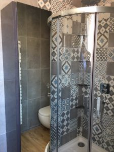 Salle de bains avec douche à Marcq en Baroeul (Lille)