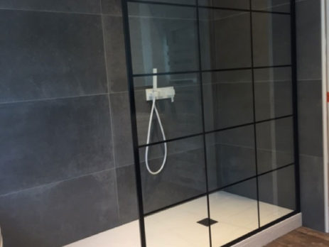 Une verrière d'atelier dans la salle de bains ! - Salle de bains à Lys-Lez-Lannoy (Lille)