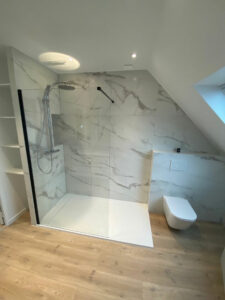 Salle de bains BONDUES avec douche à l’italienne et WC suspendu