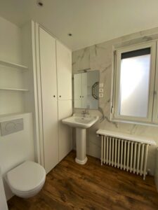 Salle de bains avec WC suspendu et lavabo ancien - Lambersart (Lille)