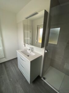 Salle de bains avec meuble vasque 3 tiroirs et armoire de toilette - Roncq (Lille)