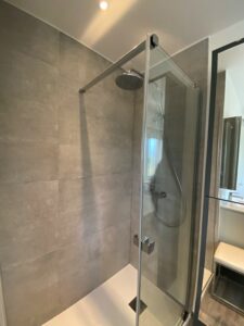 Salle de bains avec douche type italienne et porte coulissante - Roncq (Lille)