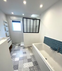Salle de bains avec paroi de douche type verrière - Premesques (Lille)